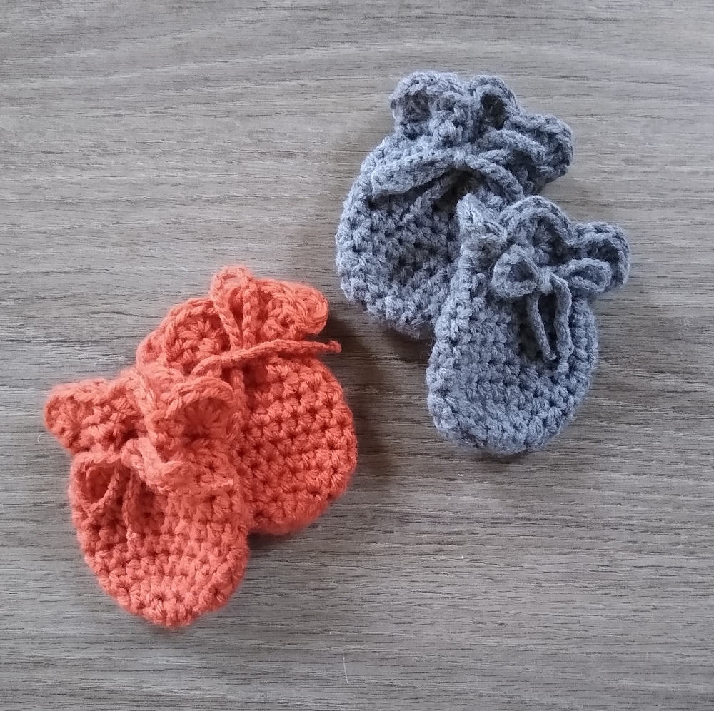 Set of baby scratch mittens